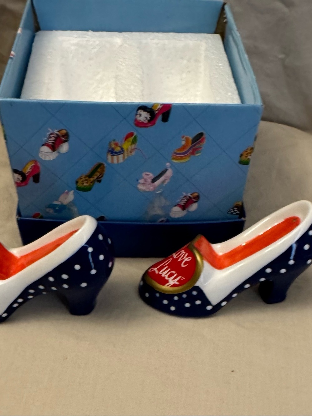 Vintage 1999 I Love Lucy High Heel Shoe Salt & Pepper Shakers Vandor - Picture 3 of 6